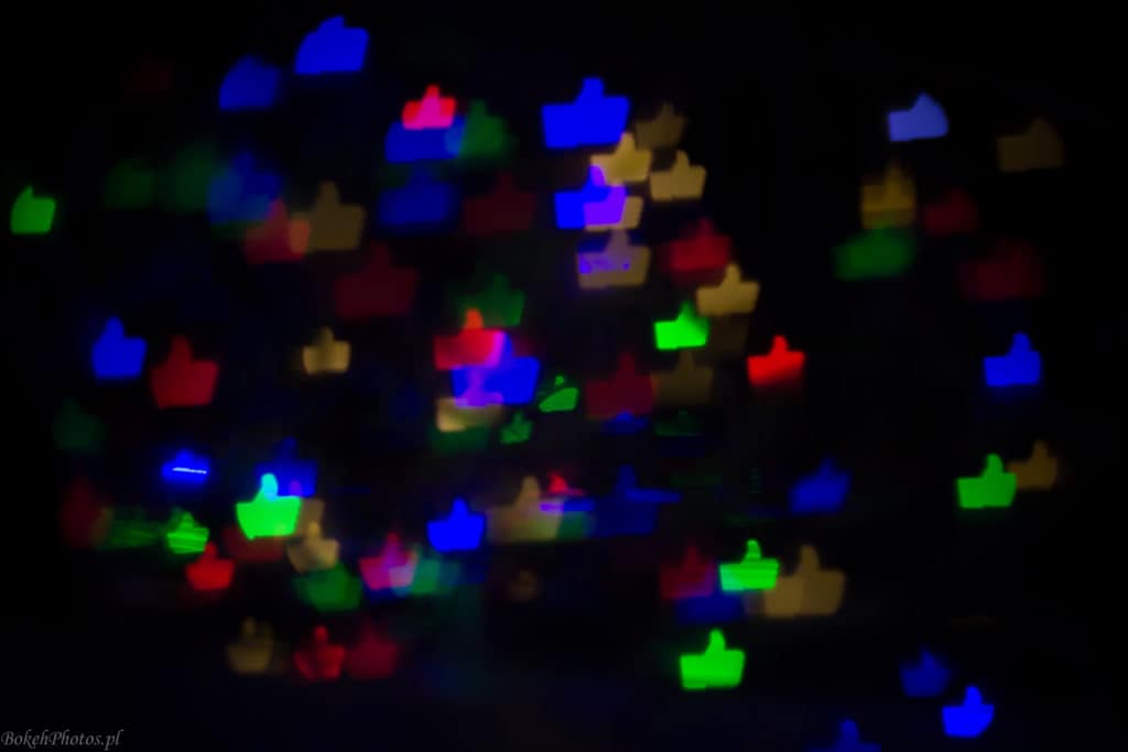 Efekt bokeh lampki i wycięty otwór przed obiektywem