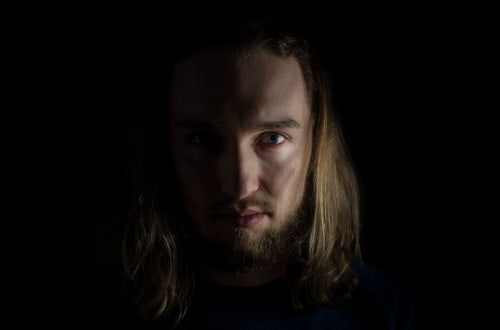 autoportret w domu czarne tło Kowcio bokehphotosPL-14