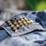 wyzwanie fotograficzne fotografia produktowa dżinsowa katana i ćwieki