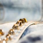 wyzwanie fotograficzne fotografia produktowa dżinsowa katana i ćwieki