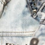 wyzwanie fotograficzne fotografia produktowa dżinsowa katana i ćwieki