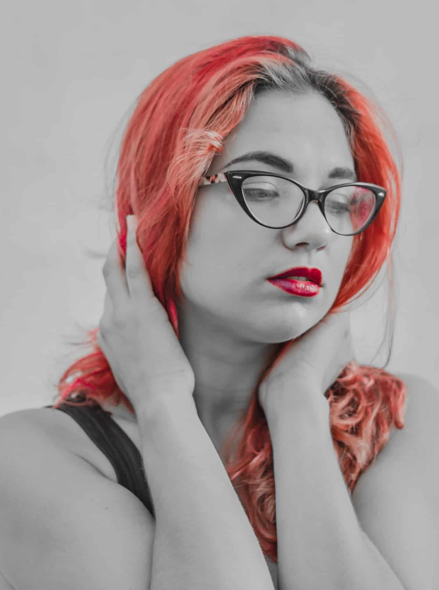 Zdjęcie z kolorowym elementem