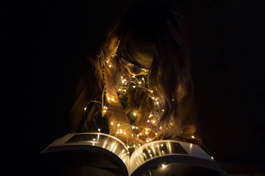 Anna nad książką Światełka - album Ansela Adamsa