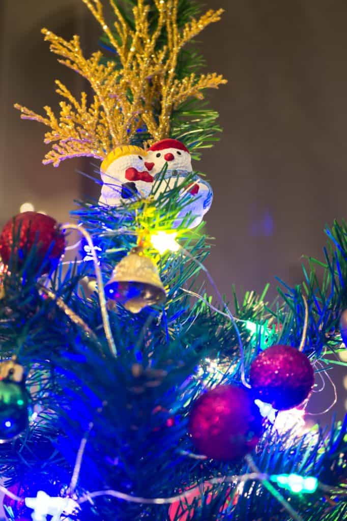 Wyzwanie fotograficzne perspektywa - Bałwany - ozdoba choinkowa, bokeh