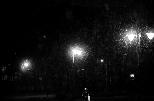 Fotografia uliczna - zakupy w deszczu