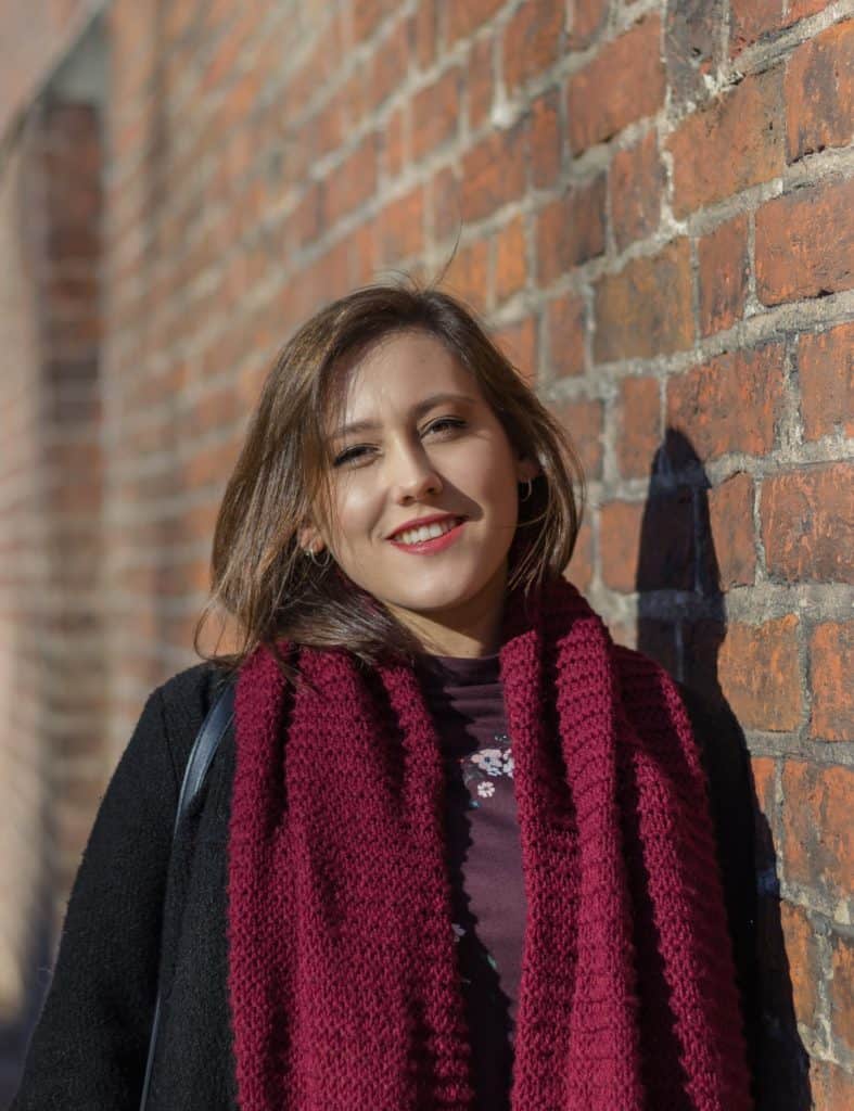 Zdjęcie portretowe w mieście - głębia zdjęcia z muru