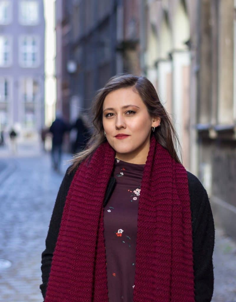 Zdjęcie portretowe w mieście - światło odbite od ścian.