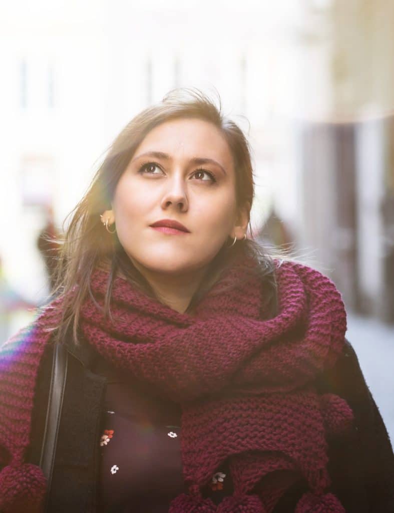 Zdjęcie portretowe w mieście - dodana warstwa słońca