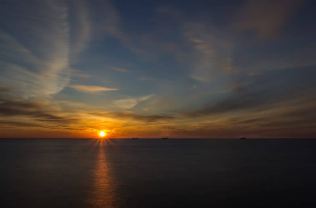 Długi czas naświetlania zdjęcia filtr Hoya ProND 1000 wschód słońca Sopot molo-2