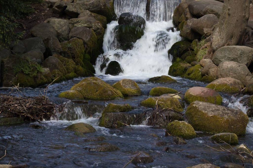 Długi czas naświetlania zdjęcia -szybko płynąca woda - 1-50 sekundy