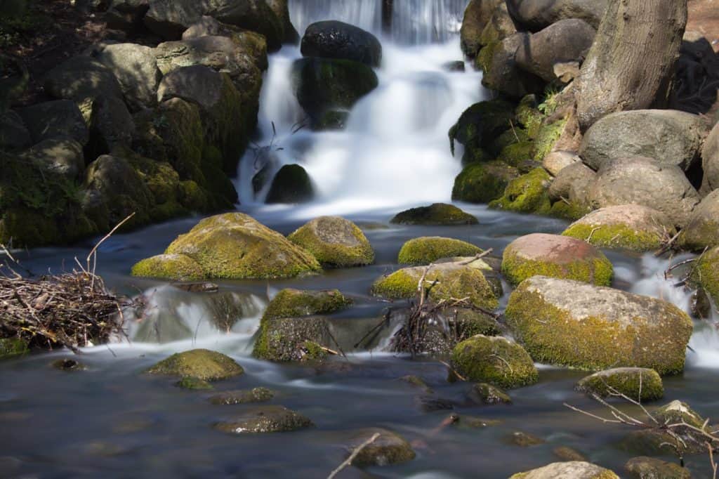 Długi czas ekspozycji  zdjęcia - szybko płynąca woda - 10 sekund