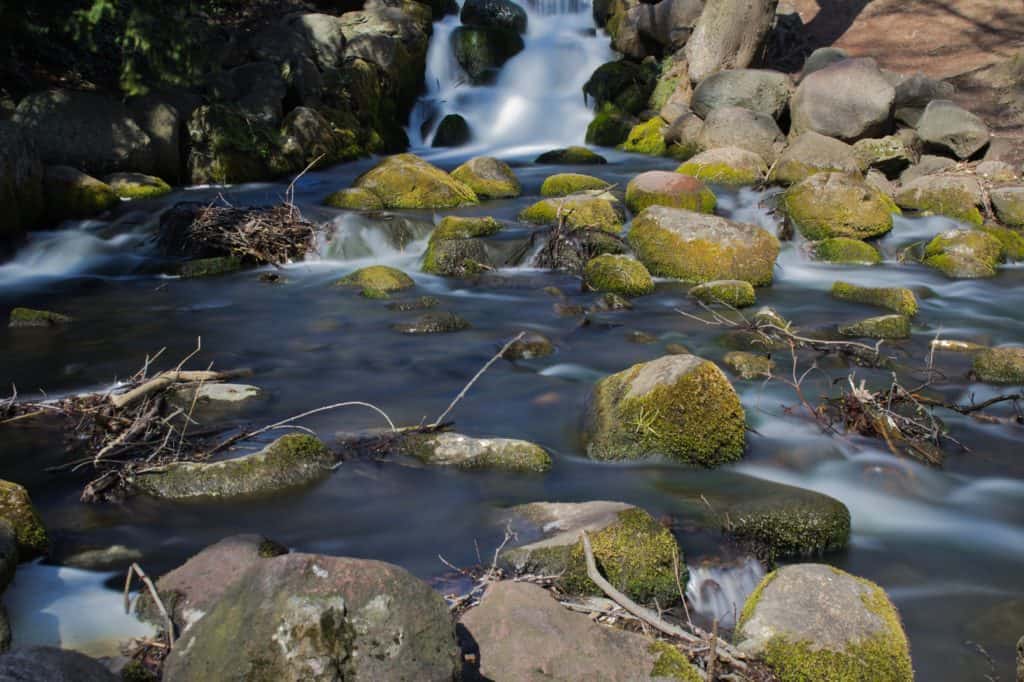 Długi czas ekspozycji  zdjęcia -szybko płynąca woda - 25 sekund