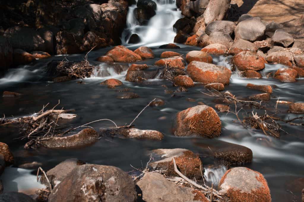 Długi czas naświetlania zdjęcia - szybko płynąca woda - 25 sekund koloryzacja Marsjańska
