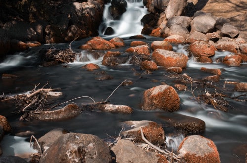Długi czas naświetlania zdjęcia - szybko płynąca woda - 25 sekund koloryzacja Marsjańska