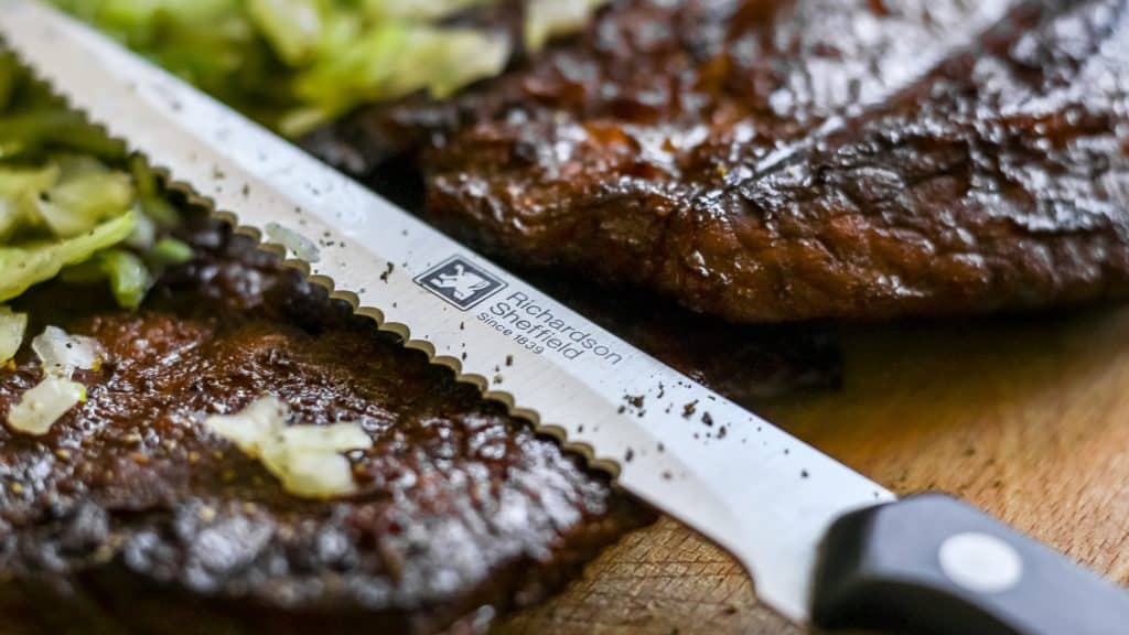 Fotografia produktu w aranżacji mięso stek i nóż do steku Richardson Sheffield 2 1024x576 - Fotografia produktów w aranżacji