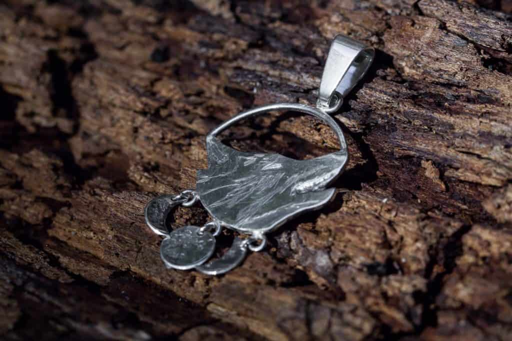 Jak zrobić zdjęcie biżuterii drewno i srebro