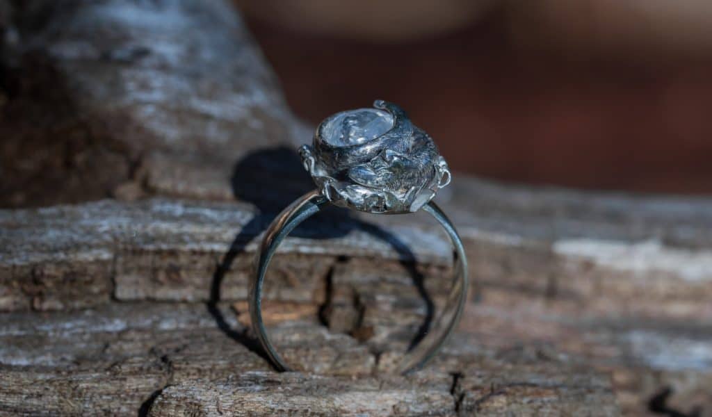 Jak zrobić zdjęcie biżuterii drewno i srebro 