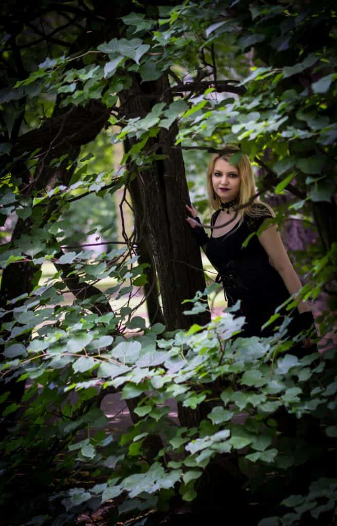 Gotycki portret w plenerze pozowanie modelki w ramie