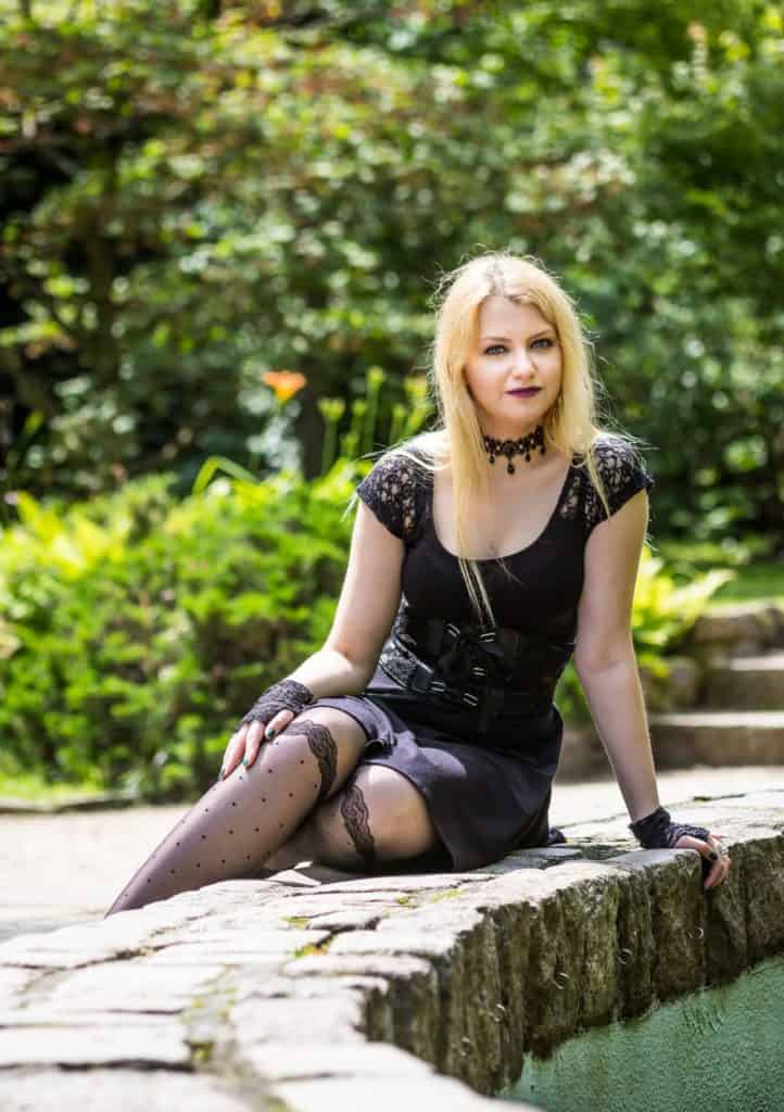 Gotycki portret w plenerze pozowanie modelki