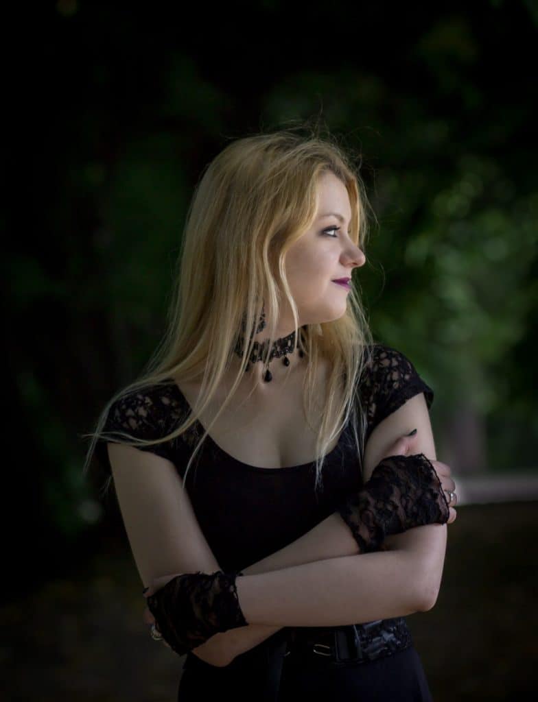 Gotycki portret w plenerze pozowanie modelki ramiona