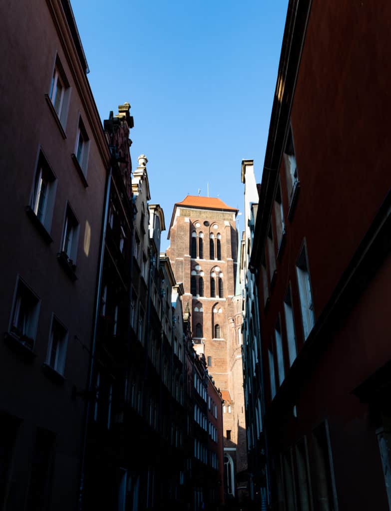 Wieża Katedry Mariackiej widok z Długiego Targu