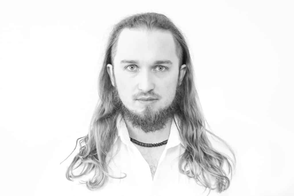 Biały portret Piotr Kowalski typ high key photography