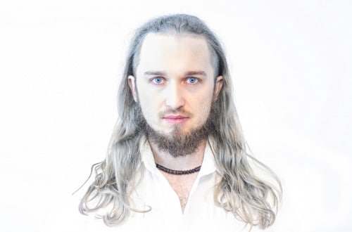 Biały portret na białym tle wiedźmin