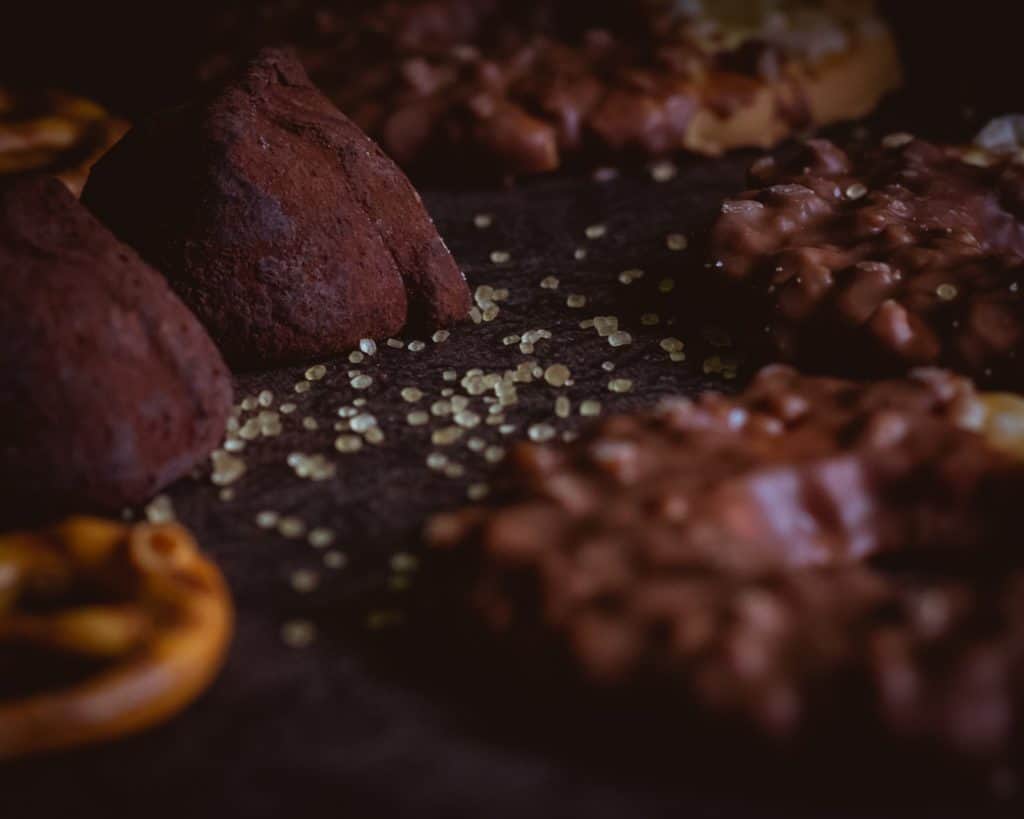 Czarna fotografia jedzenia czekolada precelki i ciastka 12 1024x819 - Makrofotografia poradnik i 7 pomysłów