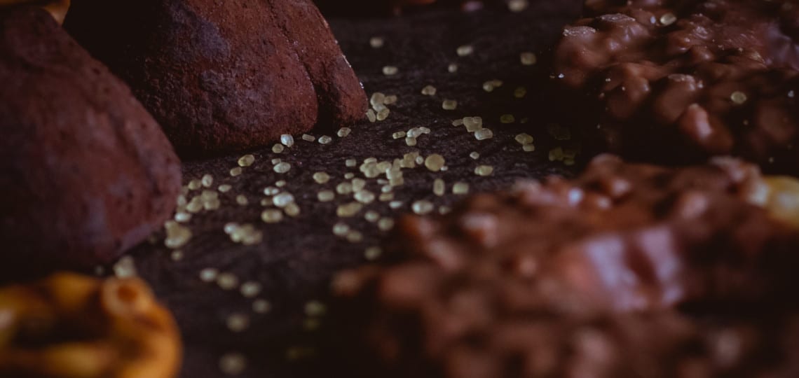 Czarna fotografia jedzenia - czekolada precelki i ciastka-12