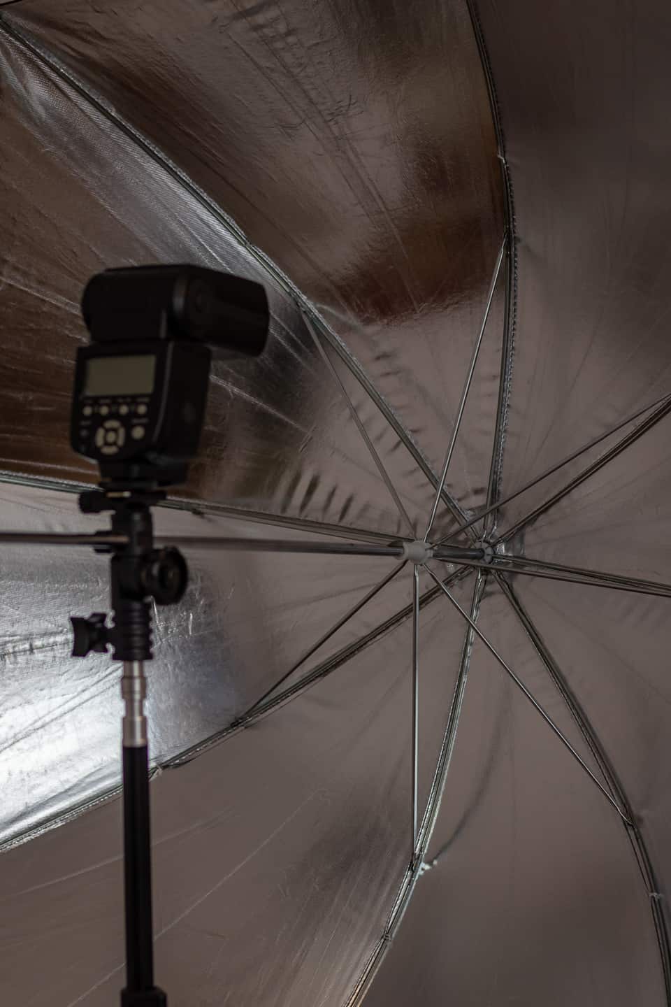 Lampa błyskowa - biały portret