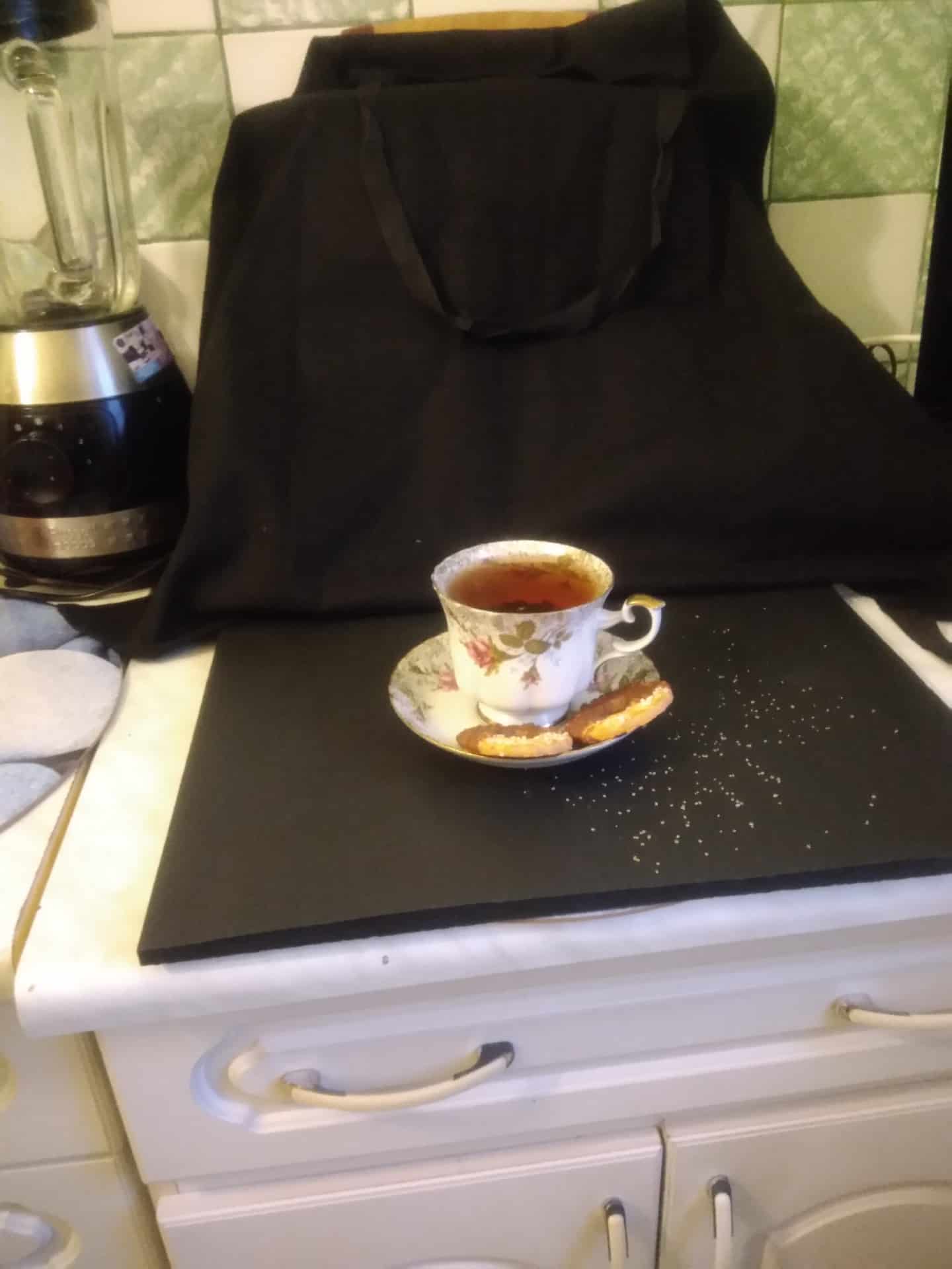 czarna deska i fartuch jako tło fotograficzne