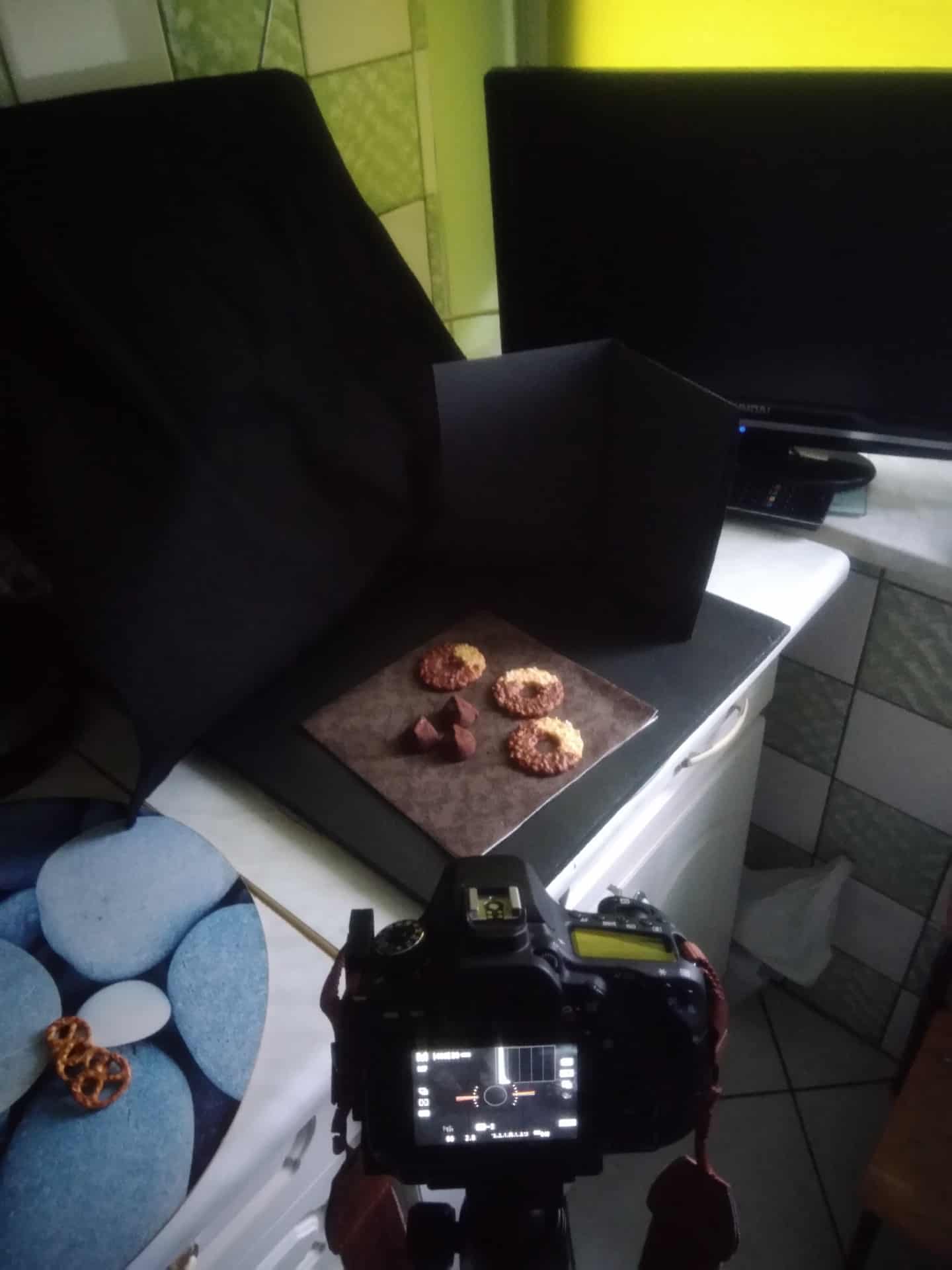 prosta układ kadry do czarnej fotografii jedzenia - fartuch brystol i deska