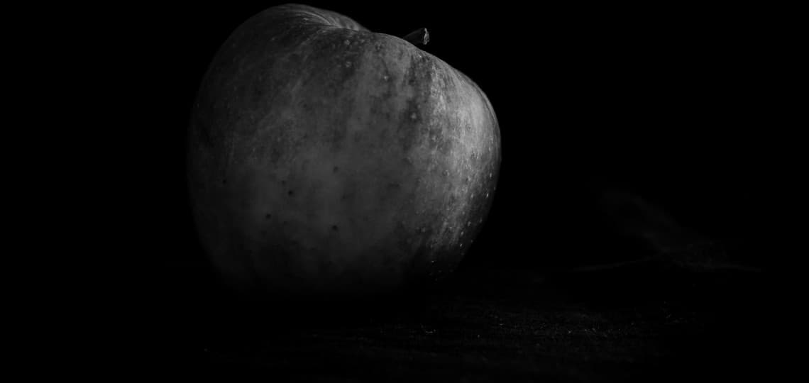 Zdjęcia jabłek w artystycznym czarno białym stylu