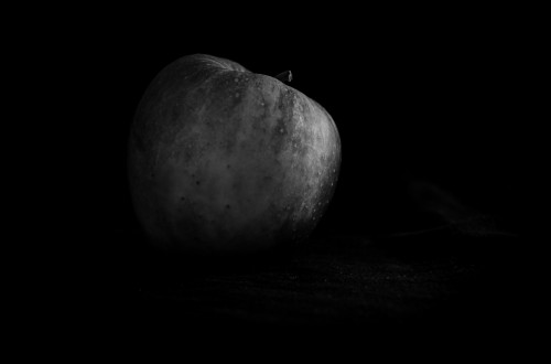 Zdjęcia jabłek w artystycznym czarno białym stylu