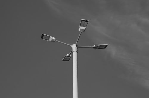 Przestrzeń negatywna i minimalizm w fotografii - lampa uliczna